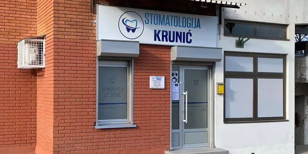 Ulaz u ordinaciju, tabla „Stomatologija Krunić“ iznad staklenih vrata